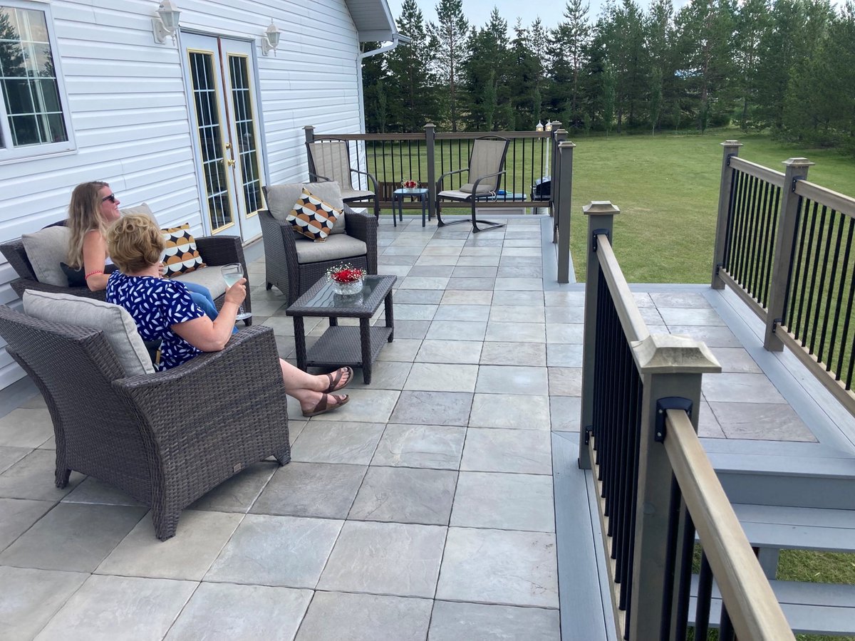 DekTekTile's tweet photo. Happy #NationalNeighborDay! 🏡✨
Raise a glass to good neighbors &amp; great conversations. 
With #DekTekTile ’s #lowmaintenance, #noncombustible #decking, there's always the perfect place to gather—whether it’s morning #coffee, evening #cocktails or connecting with those around you! https://t.co/CGX6iK392B