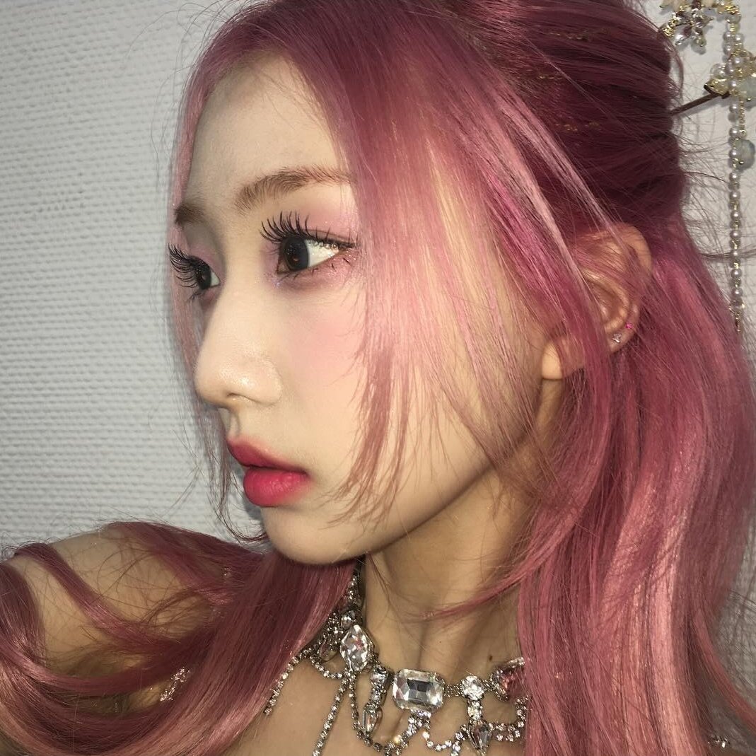 hdyeojin's tweet photo. thread of the best yeojin photos to use as your pfp - part 3 https://t.co/crykpODWIz