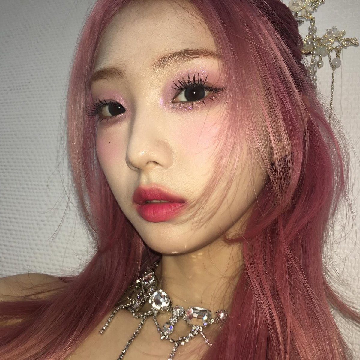 hdyeojin's tweet photo. thread of the best yeojin photos to use as your pfp - part 3 https://t.co/crykpODWIz