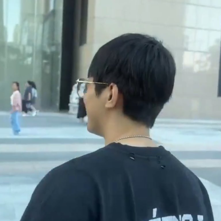 maesvto's tweet image. FOUR wonwoo sightings from a brand designers instagram 😭😭😭😭 thank u