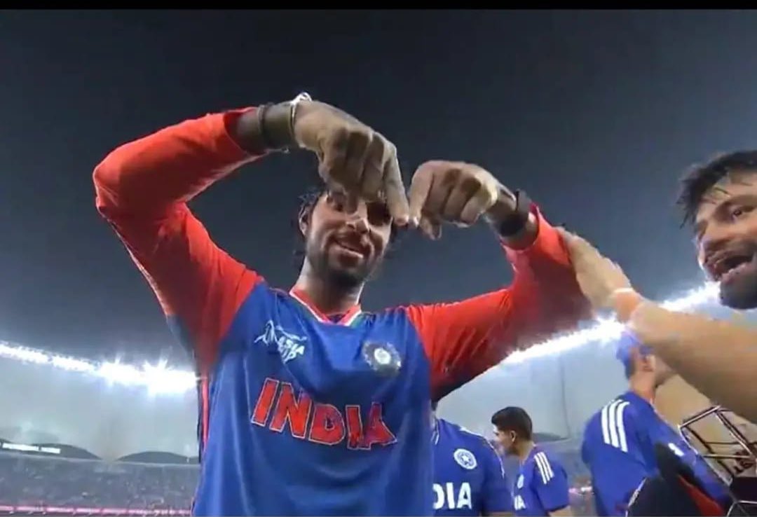 picman_29's tweet photo. अर्शदीप सिंह ने जहां इशारा किया था,तिलक वर्मा ने ठीक उसी जगह राफेल घुसा दिया है..!!😂
#IndiaVsPakistan  #IndiaPakistanMatch  #indvspak2025  #AsiaCup2025 #INDvsPAK https://t.co/DcosFSfzMt