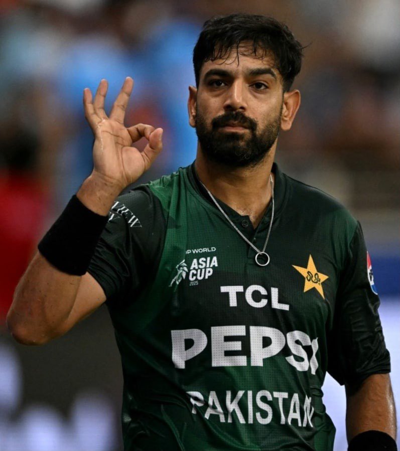 भाई ये क्या कहना चाहता है????
क्या यही तो नहीं कि पापा ने एशिया कप में ही 3-0 से
ले ली।
वह भी कह के.....😂😂
आप लोग भी बताइए ये क्या देना चाहता है.....
 #AsiaCupFinal