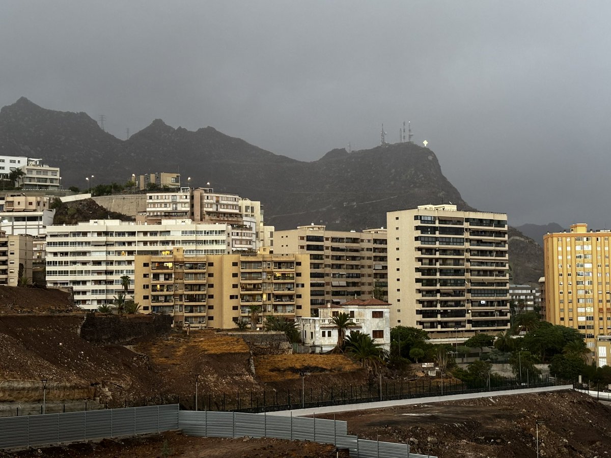 Parece que el Otoño empieza a llegar a Santa Cruz . Feliz domingo 🌧️ ☔️ 

<a href="/EmocionesCan/">Emociones Canarias</a> <a href="/wandwoo/">Desde mi corazon</a> <a href="/elpaiscanario/">EL PAÍS CANARIO</a> <a href="/yconsumocanario/">Yo Consumo Canario 🇮🇨 🌴</a> <a href="/TeneriFeliz/">TeneriFeliz ☀️⛱️ ❤️</a> <a href="/VisitaVen/">Ven de Visita a Tenerife</a> <a href="/TenerifeCitizen/">Urbānitās.</a> <a href="/Urbanaga1/">Urbanaga</a> <a href="/CONTUNDENTEE/">Francisco Guerra Sandoval. 🏴󠁧󠁢󠁳󠁣󠁴󠁿</a> <a href="/de1969/">maría lapas</a>