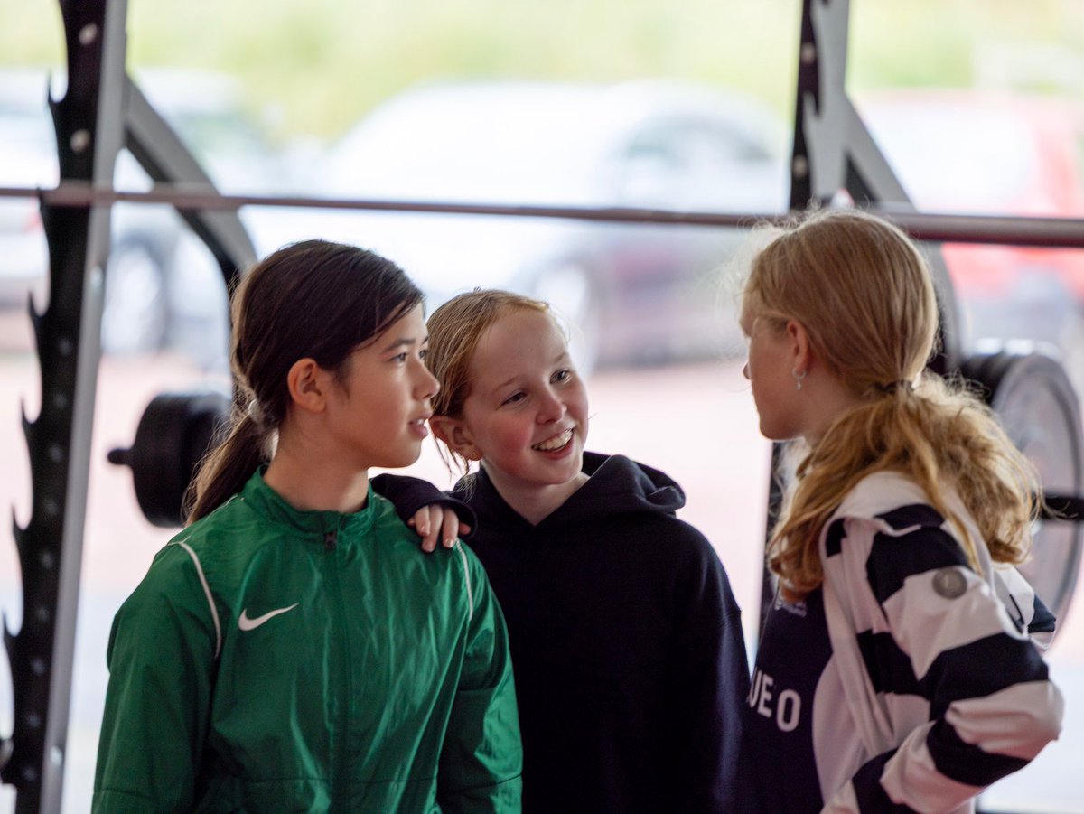 Ontwikkelen📈 doen we niet alleen op het ijs, maar ook op het droge💪

Ook dit jaar deden alle deelnemers van het startkamp een droogtraining. Hier de droogtraining van groep 2 in beeld🎞️

📸: Coen van Kranenburg