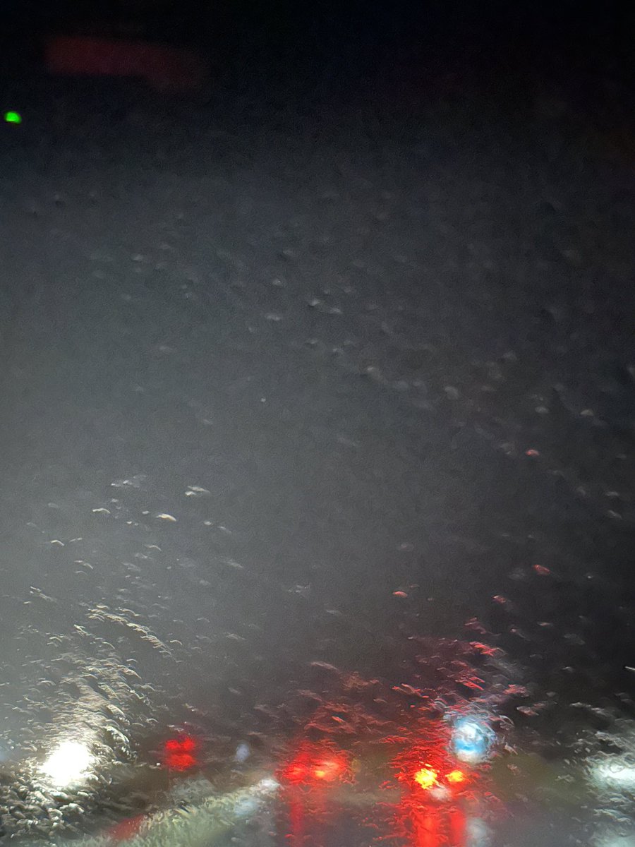 Circulación peligrosa. A-4, Montoro-Córdoba. Diluvia, obras, no se ve la señalización. Mucha precaución. Estaba prevista aquí tanta agua?