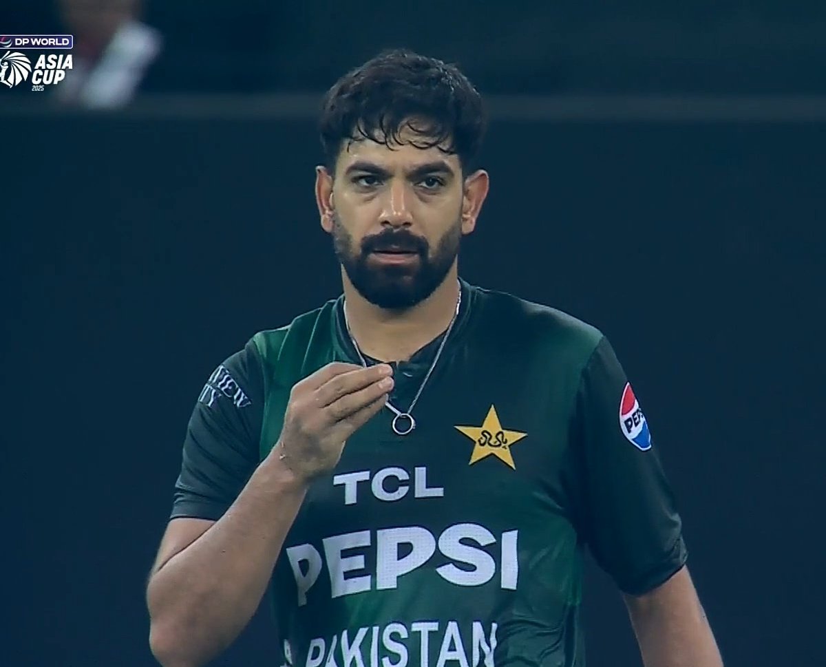 RichKettle07's tweet photo. Haris Rauf also scored 50 runs in just 22 balls 😅 iykyk

India's 🇮🇳 12th man on field, from crashed jet to crashed on field, that's haris rauf for you 😆

#INDvsPAK 
#AsiaCupFinal https://t.co/SY7Vo81Jfx
