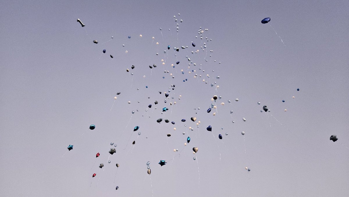 PhilChadwick81's tweet photo. A really humbling and emotional night at a balloon release in memory of Ricky Hatton at his gym this evening, so much emotion and a minute's silence followed by Blue Moon.
RIP Hitman, you'll be sorely missed.
#rickyhatton #RIPHitman #Hyde https://t.co/ZmTW48yQFZ