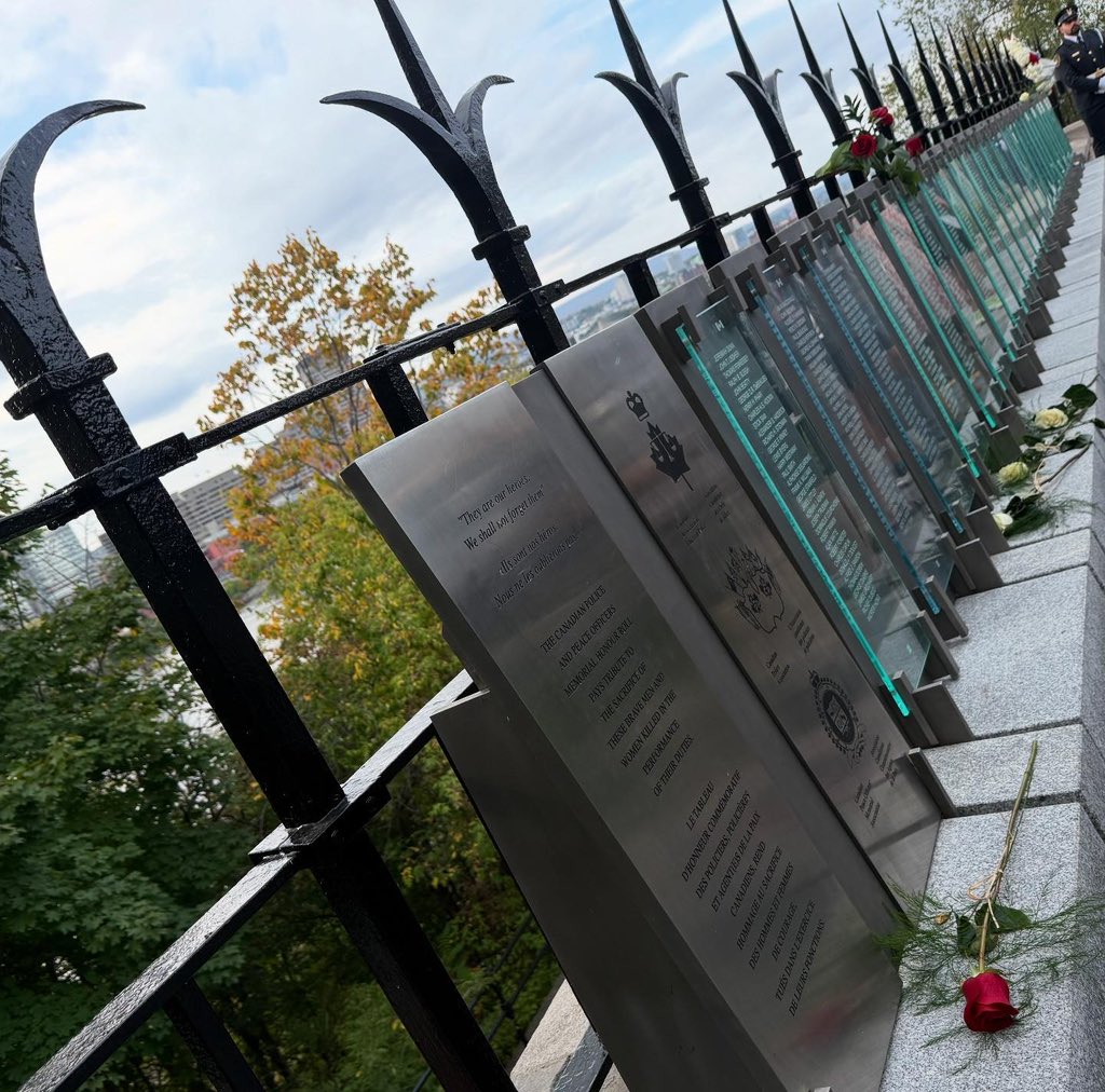 SouthSimcoePS's tweet photo. Today, SSP joined police services from across Canada on Parliament Hill to honour the 912 officers who made the ultimate sacrifice. We stand united in remembrance, paying tribute to their courage, their service, and their sacrifice. Forever remembered. Heroes in life. https://t.co/f9AI5JME8q