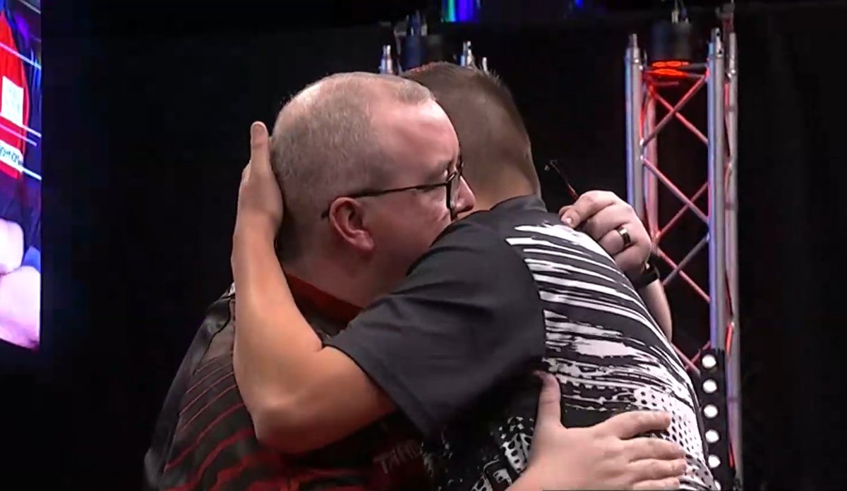 livedarts's tweet photo. 𝗕𝗨𝗟𝗟𝗘𝗧 𝗕𝗢𝗢𝗞𝗦 𝗙𝗜𝗡𝗔𝗟 𝗦𝗣𝗢𝗧 🏴󠁧󠁢󠁥󠁮󠁧󠁿

Stephen Bunting (101.4) seals his place in a second European Tour final of the year courtesy of a narrow 7-6 victory over Gian van Veen (102) - who fought back from 4-0 down and missed a match dart!

#SDT25 https://t.co/iVZ4bbsOsv