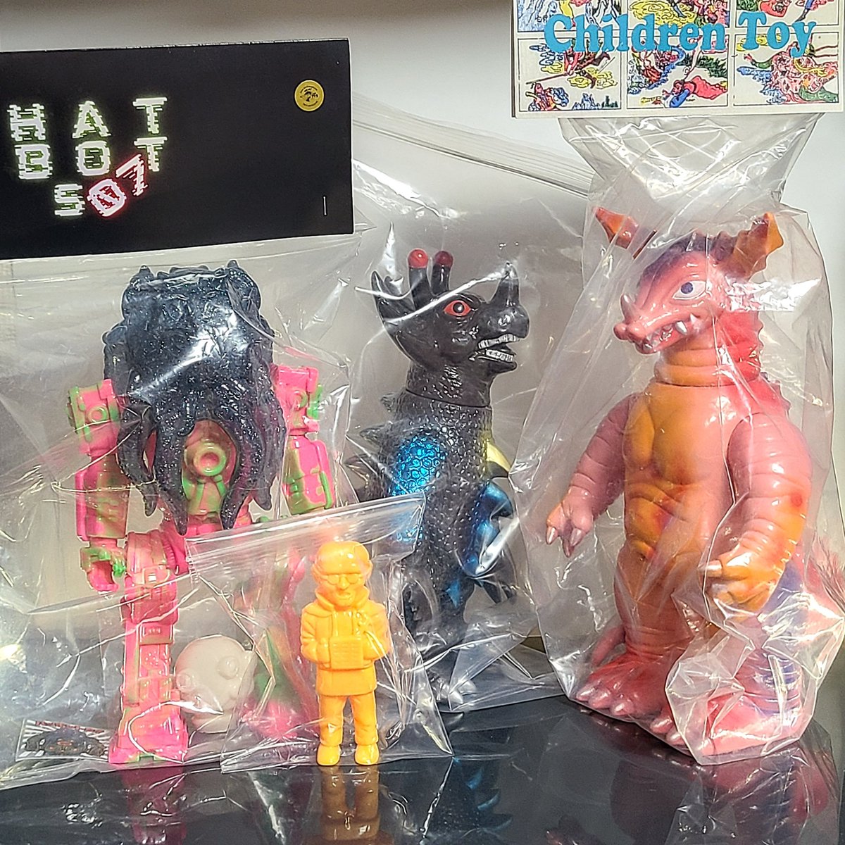 aneton3's tweet photo. スーフェス92戦利品🔥
Trash Goodzさんの宇宙怪獣嬉しい🙏
前から気になっていた海モラ、クトゥルフ感あるHATBOT
良い買い物できました😊

#スーフェス　#スーパーフェスティバル92　#TrashGoodz　#Toysbian　#deetwo　#landtsquad　#HATBOT　#ターゲットアース　#ソフビ　#インディーズソフビ https://t.co/LdIuoTjLWK