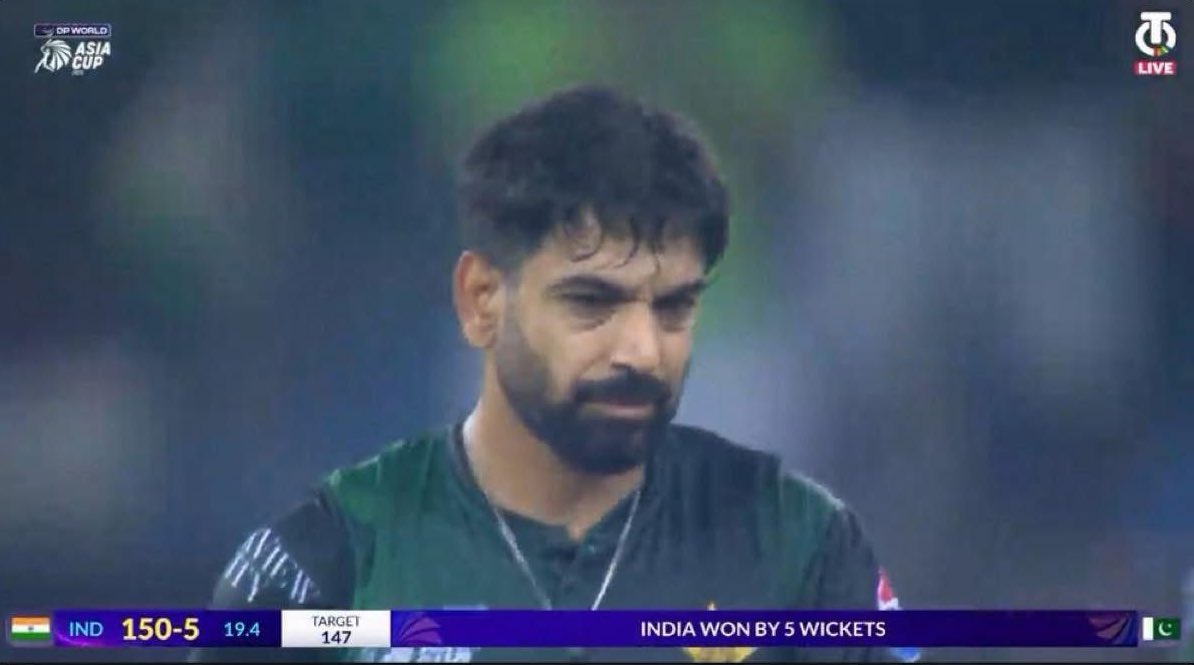 safeeransari's tweet photo. Kaash fine k bajaye, Haris Rauf pe 3 matches ka ban lag jata!

#PAKvsIND https://t.co/YQJQWcy9Lg