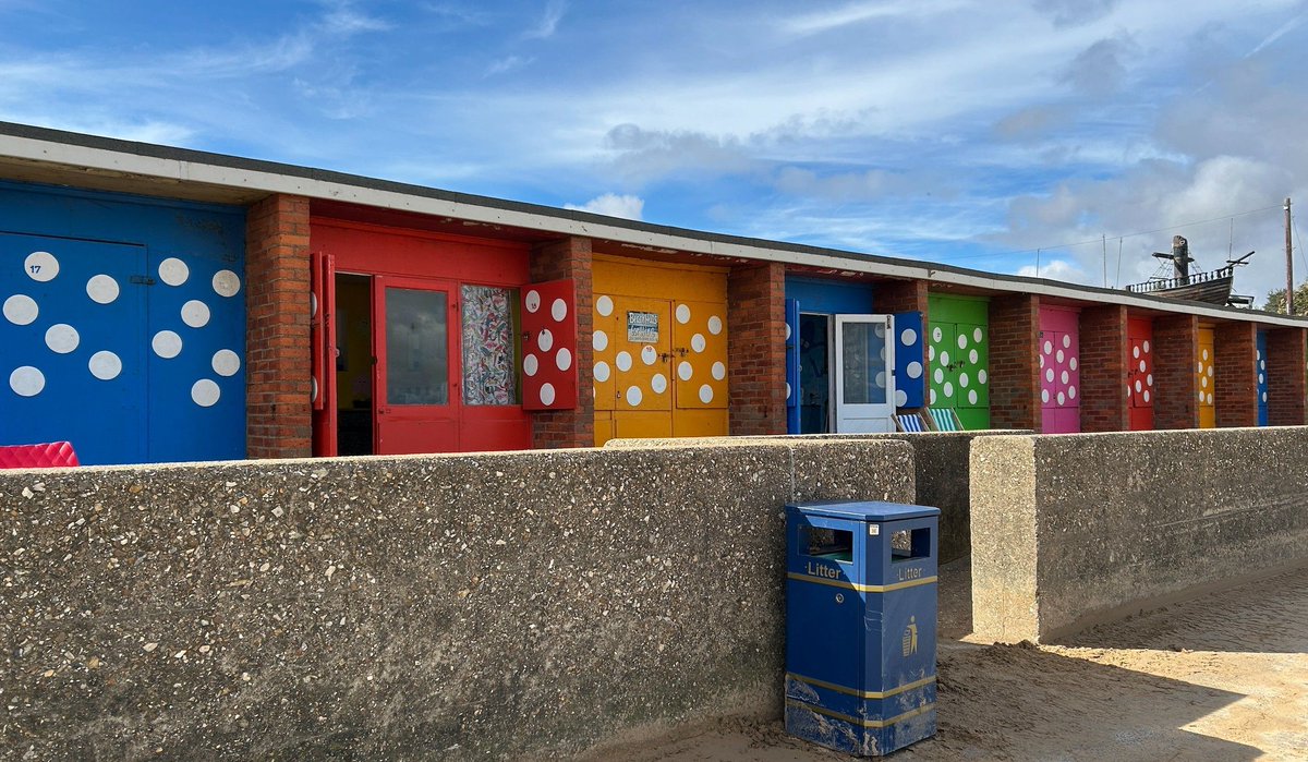 caron_allan's tweet image. The last of the beach huts/chalets! I love these things - I could live in one for a few weeks - except that it&apos;s not allowed!

#lincs #mablethorpe #seasidechalets