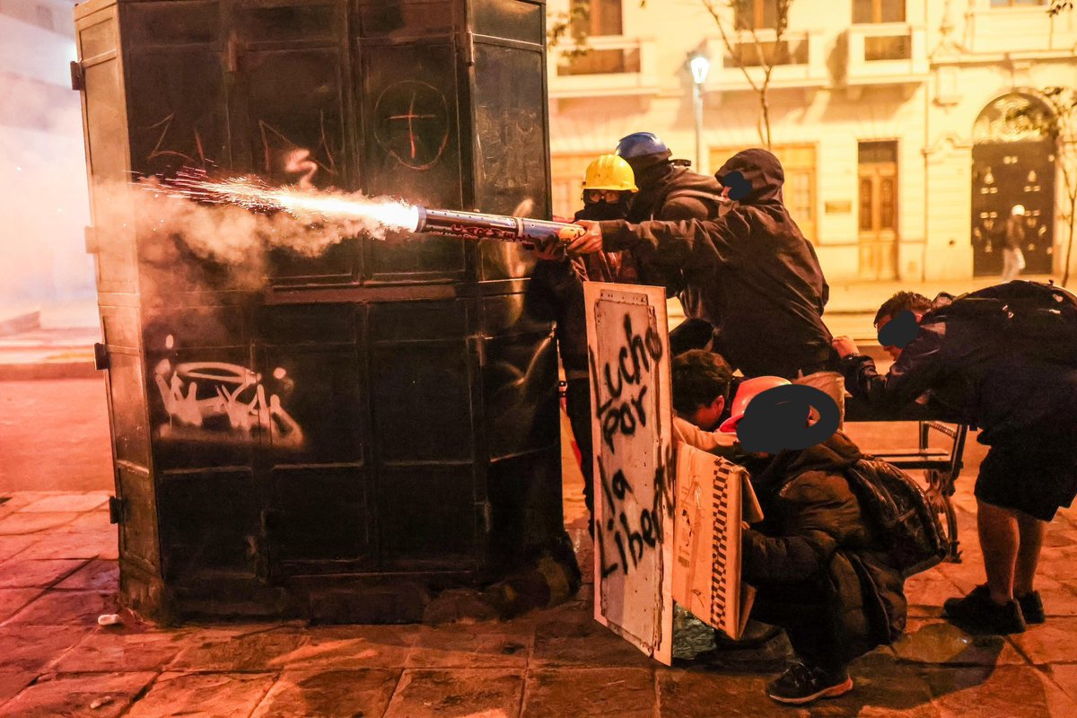 romanhelipc's tweet photo. Mi viejo ya no anda como antes, por sus 87 años, pero hasta el 2023 lo vi marchando en las protestas contra Dina Boluarte. Ver que la PNP agreda a un anciano de esa manera da rabia. Honor y gloria a los jóvenes que protestan, se defienden y defienden del abuso policial. Y gracias https://t.co/CSY9t0oUkP