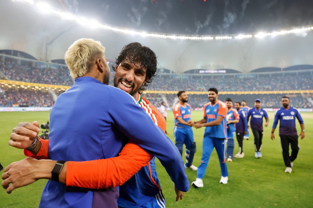 prateek1788's tweet photo. Pehlay Sindoor lagaya thaa… 🩸

Abb Tilak!! 🔻😂

Well Played #TilakVarma 👏😂

#IndvsPak #Asiacupfinal2025 https://t.co/Sri0wQZXdi