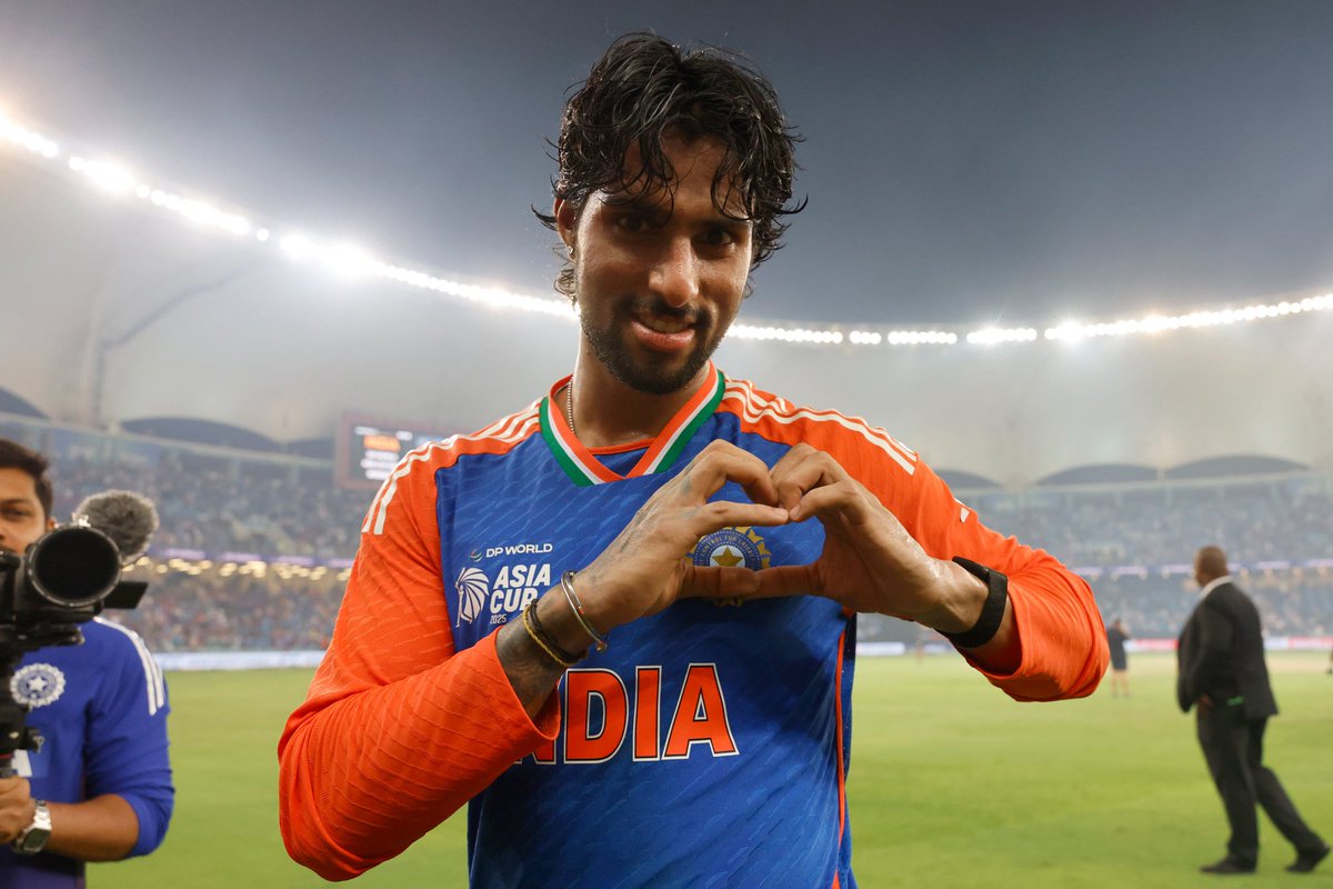 prateek1788's tweet photo. Pehlay Sindoor lagaya thaa… 🩸

Abb Tilak!! 🔻😂

Well Played #TilakVarma 👏😂

#IndvsPak #Asiacupfinal2025 https://t.co/Sri0wQZXdi