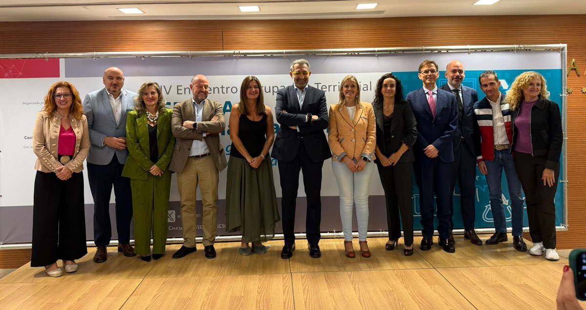 InigoCortazar's tweet photo. 🌐🎙️ El pasado viernes finalizo en #Valdepeñas el IV Encuentro de la Agrupacíón Territorial de #CLM de @SEDISA_NET inaugurado por nuestro Consejero @jfdezsanz el jueves. Como viene siendo habitual, ha sido una magnífica ocasión para escuchar, participar y compartir conocimientos, inquietudes y reflexiones con colegas directivos tanto de @SanidadCLM como de otros sistemas públicos de salud y del sector privado. 

🗣️🏥 Fue un lujo compartir la mesa “Talento y salud” con profesionales como @oginesferrero @AlvarezComesana y @manuelSDT  brillantemente moderados por @saljosacul , que hizo fácil algo enormemente complicado: propició un entorno de tal confianza que supo trasladar lo que somos, un grupo de amigos compartiendo los retos que la gestión del talento conlleva, generando un intercambio ágil y enriquecedor. Una gran mesa

👏🏻🔝 Todo el reconocimiento al comité organizador que rozó la perfección, con especial mención al anfitrión, Damián Aranda, que hizo que nos sintiéramos como en casa. Felicidades. También a toda la Junta Directiva de SEDISA CLM encabezada por @hoyosvm e integrada además por Beatriz Pérez, @jmruizlac , el propio Damián…. Muchas gracias a tod@s. ¡A por el V Encuentro!
