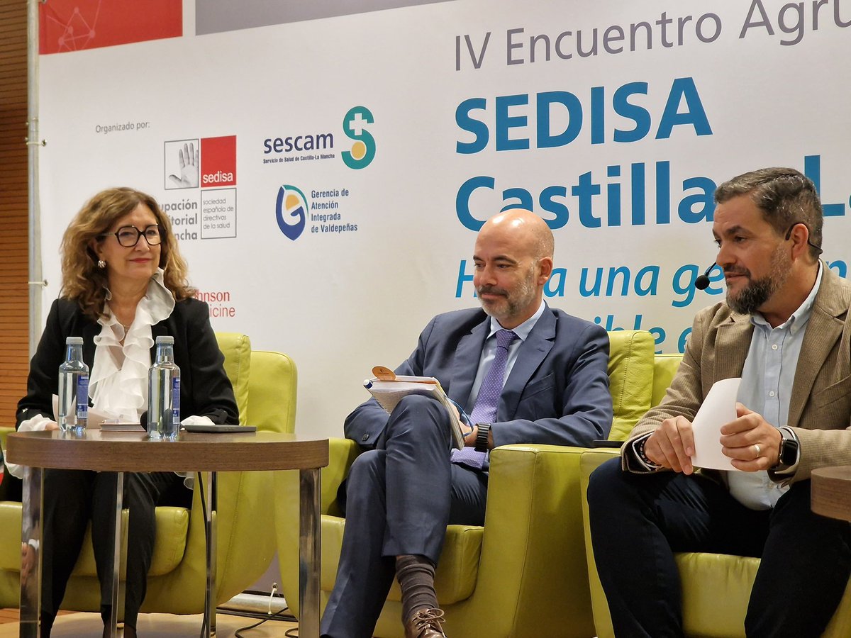 InigoCortazar's tweet photo. 🌐🎙️ El pasado viernes finalizo en #Valdepeñas el IV Encuentro de la Agrupacíón Territorial de #CLM de @SEDISA_NET inaugurado por nuestro Consejero @jfdezsanz el jueves. Como viene siendo habitual, ha sido una magnífica ocasión para escuchar, participar y compartir conocimientos, inquietudes y reflexiones con colegas directivos tanto de @SanidadCLM como de otros sistemas públicos de salud y del sector privado. 

🗣️🏥 Fue un lujo compartir la mesa “Talento y salud” con profesionales como @oginesferrero @AlvarezComesana y @manuelSDT  brillantemente moderados por @saljosacul , que hizo fácil algo enormemente complicado: propició un entorno de tal confianza que supo trasladar lo que somos, un grupo de amigos compartiendo los retos que la gestión del talento conlleva, generando un intercambio ágil y enriquecedor. Una gran mesa

👏🏻🔝 Todo el reconocimiento al comité organizador que rozó la perfección, con especial mención al anfitrión, Damián Aranda, que hizo que nos sintiéramos como en casa. Felicidades. También a toda la Junta Directiva de SEDISA CLM encabezada por @hoyosvm e integrada además por Beatriz Pérez, @jmruizlac , el propio Damián…. Muchas gracias a tod@s. ¡A por el V Encuentro!