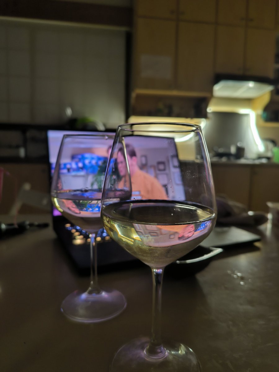 Мы идём ставить кофе под "Голый пистолет", кофе сбежал под "Офис" 7-й сезон (потому что проснулся Никита и пришел палить, что мы тут делаем). А наш кофейный спонсор - <a href="/DimeWineCY/">Dime Wine</a> и кипрский винный сет :)