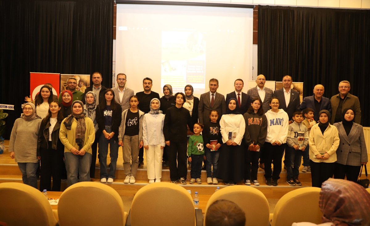 Egitimde Diriliş Derneğinin davetlisi olarak bulunduğumuz Sivas'ta 10 okuldan gönüllü olarak seçilen 220 öğrenci ile bir araya geldik. Gençleri İslam bilim tarihiyle tanıştırmak ve Prof. Dr. Fuat Sezgin'in ilmi mirasını kendilerine aktarmak amacı ile "Dirliş Nesli Fuat Sezgin'in
