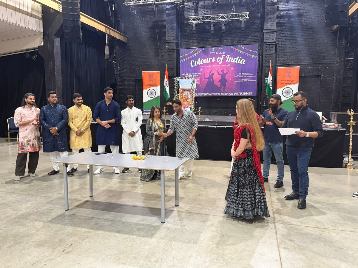 IndEmbRiga's tweet photo. The two-day #ColoursOfIndia festival celebrating #Navaratri2025 and #DurgaPuja2025 festivities concluded with prizes awarded to the best #Garba dancers in male, female, and amateur categories and best garba costume. The event brought together large number of members of Indian diaspora and friends of India everyday.