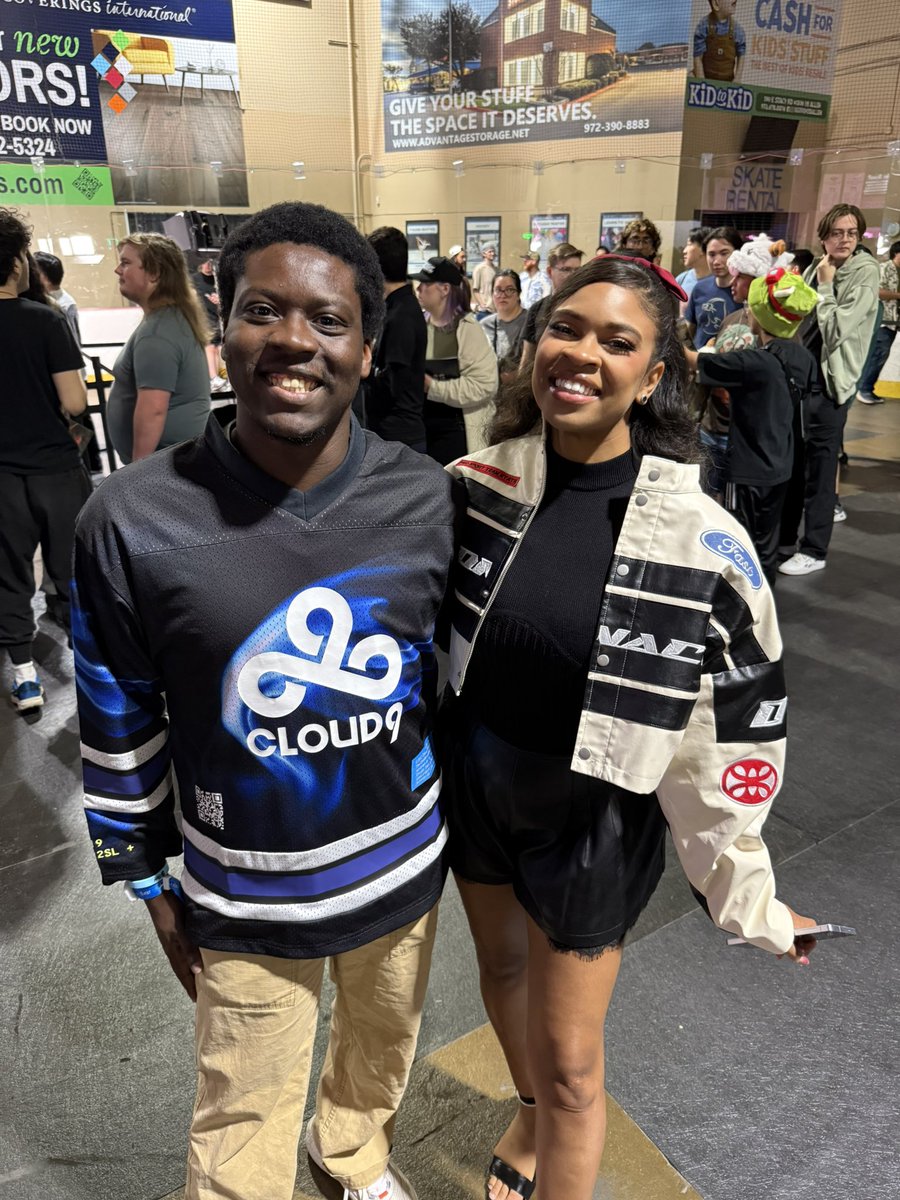 DevonteWoodard's tweet photo. Got to meet @MrsChimChimLOL at LTA final #Drivenbykia https://t.co/lgW8jvph1X