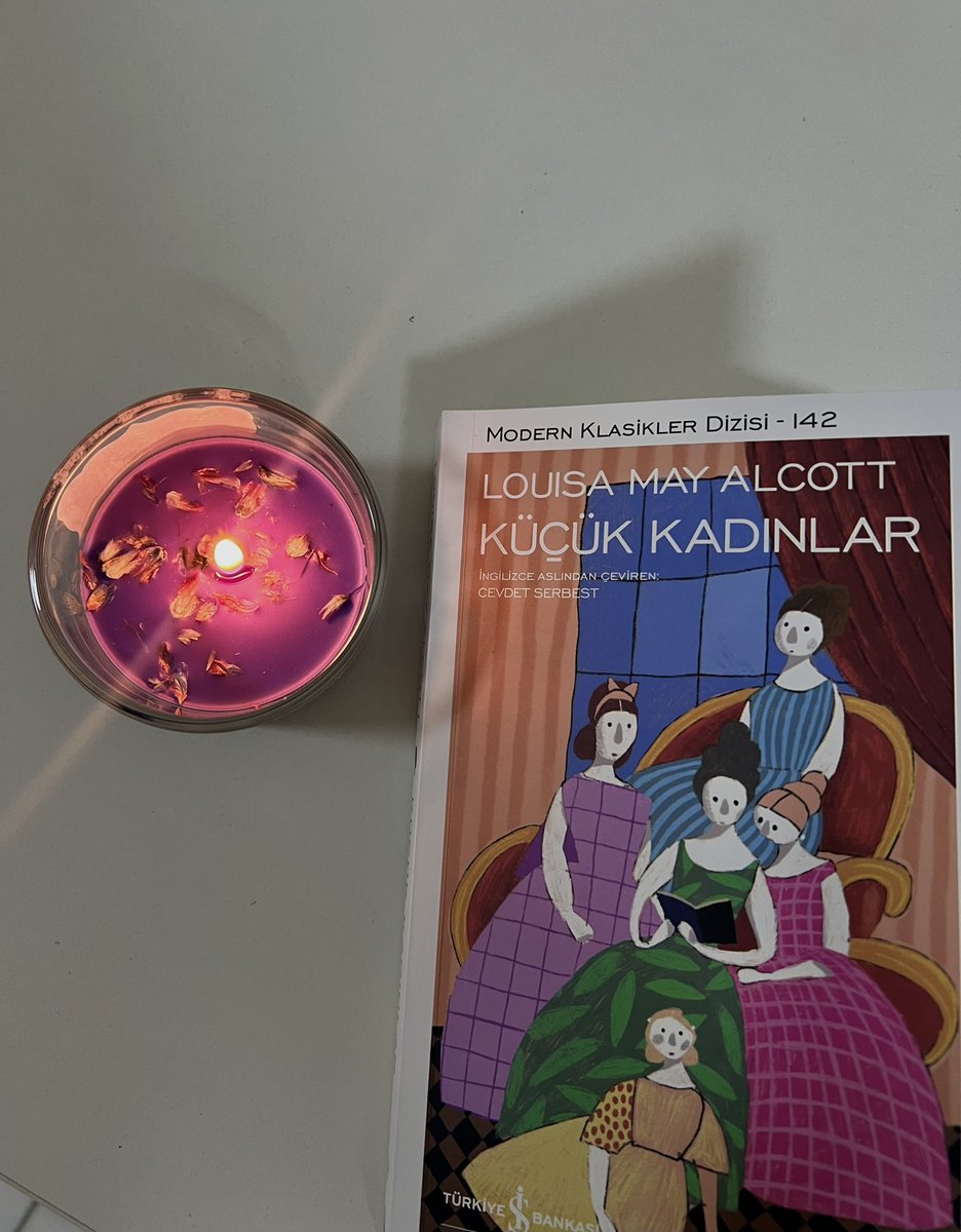 böyle bi mum aldım kokusu mükemmel kitabımla uyumuna bakıınn🤩