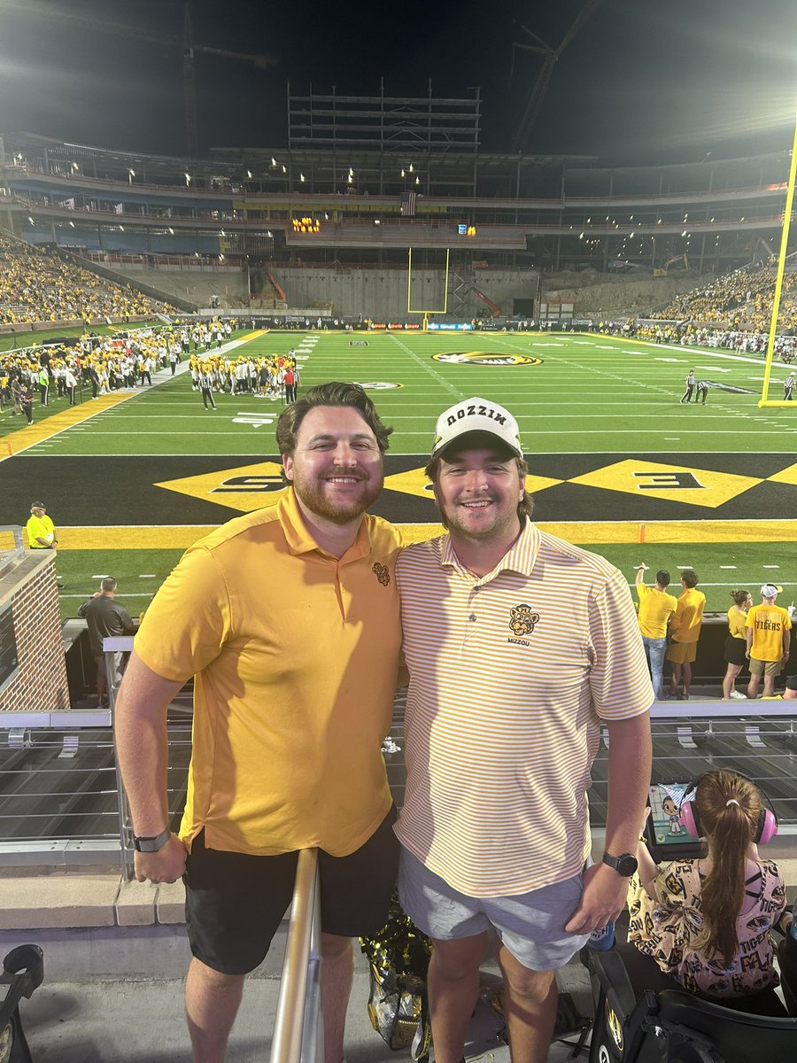 jacob_prail42's tweet image. Absolute blast this weekend in CoMo. Had a mini UMass homecoming, got to see my guys @ChrisPTucci @J_Draney @Burnham_Jay @Warren_Hayden1 @MattGoldstein_. (Shout out @_JeffLin_ for the Army gear). 

(Yes my selfie skills, not good).