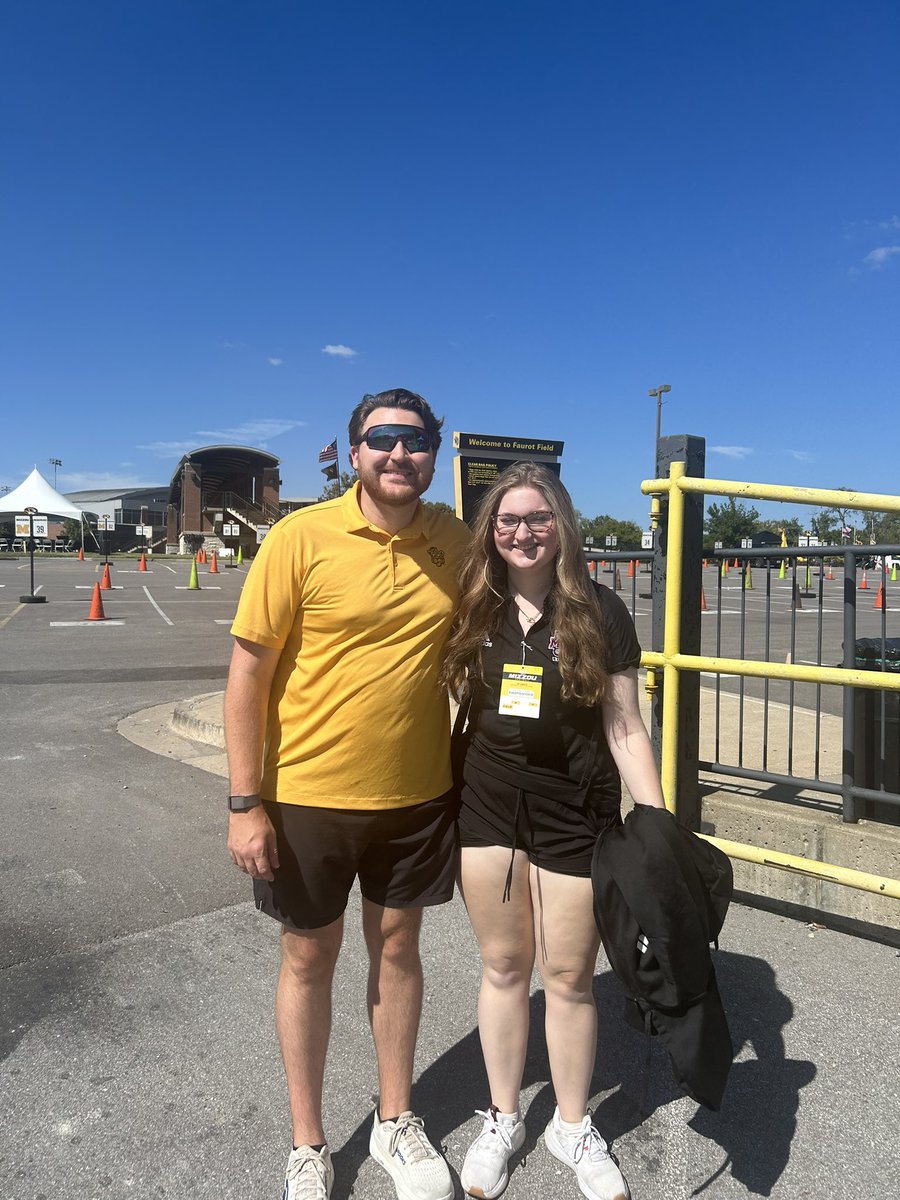 jacob_prail42's tweet image. Absolute blast this weekend in CoMo. Had a mini UMass homecoming, got to see my guys @ChrisPTucci @J_Draney @Burnham_Jay @Warren_Hayden1 @MattGoldstein_. (Shout out @_JeffLin_ for the Army gear). 

(Yes my selfie skills, not good).