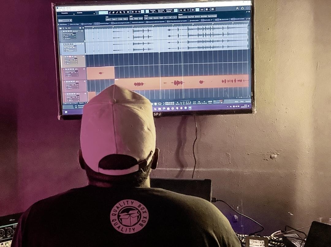 Ce métier nous rend bien différents. À force de côtoyer des spectres audio , des formes d’onde. Il ne me suffit que d’une milliseconde pour connaître la courbe frequencielle de la voix de quelqu’un lors d’une simple conversation. C’est aussi ça la passion ? Je m’interroge.