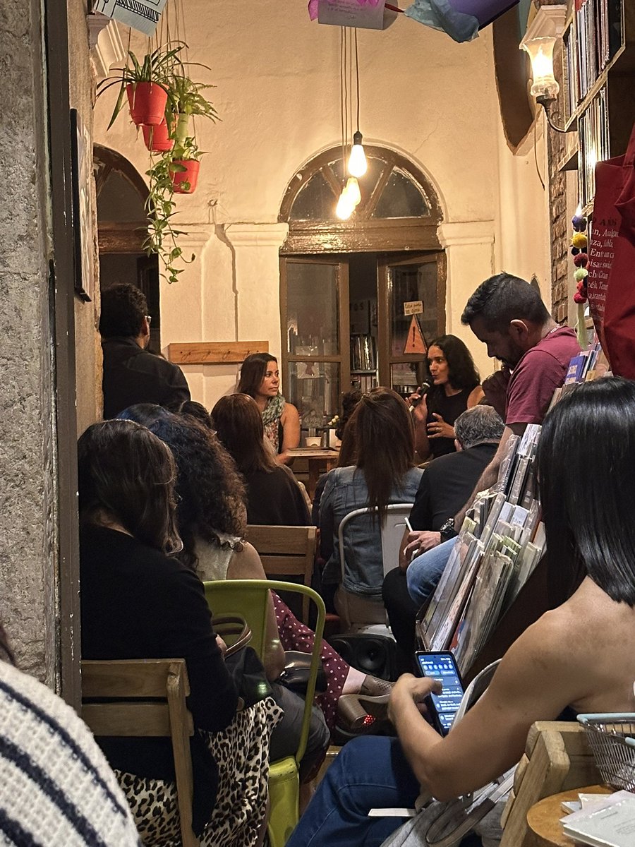 Julia Santibáñez tweet media