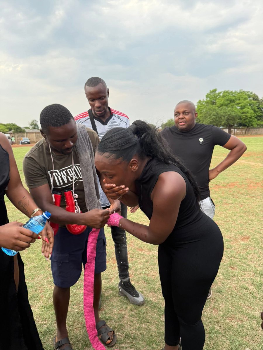 Musangwe_'s tweet photo. Round one honyo still standing Gaga 🤯😬 #NEWARS #Musangwe #MOC #Rendiegaga #Sizokthola https://t.co/PZFekc30lZ