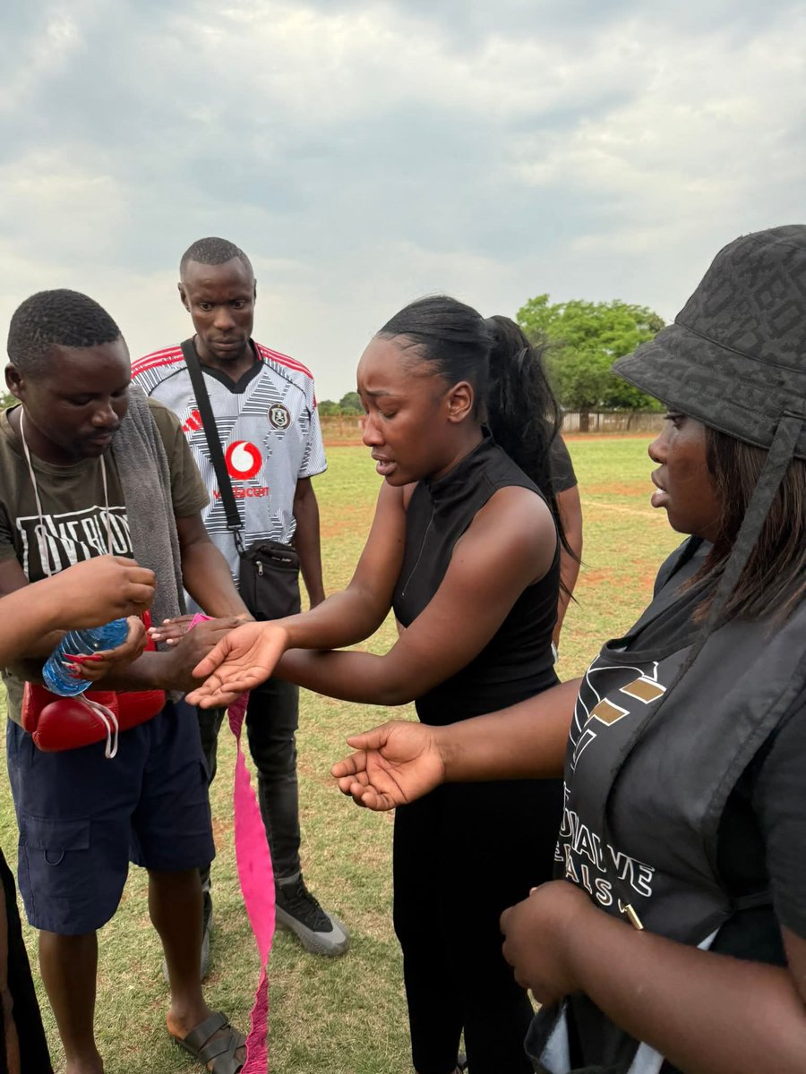 Musangwe_'s tweet photo. Round one honyo still standing Gaga 🤯😬 #NEWARS #Musangwe #MOC #Rendiegaga #Sizokthola https://t.co/PZFekc30lZ