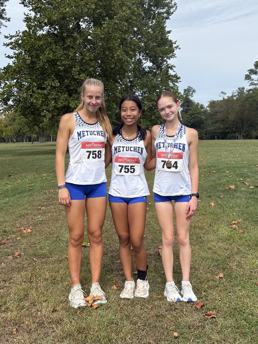 mhsxctf's tweet image. So proud! Metuchen Juniors finish 2nd at Thompson Park Class Meet!
Ella Andersen runs 4th fastest in school history in 18:47 to finish 2nd.
Simply incredible!
Amber Murray drops a 3 min pr in 20:25 - 8th pl
Yep…3 min!
Lucy Ongteco earns her first 5k medal! Here she comes!
