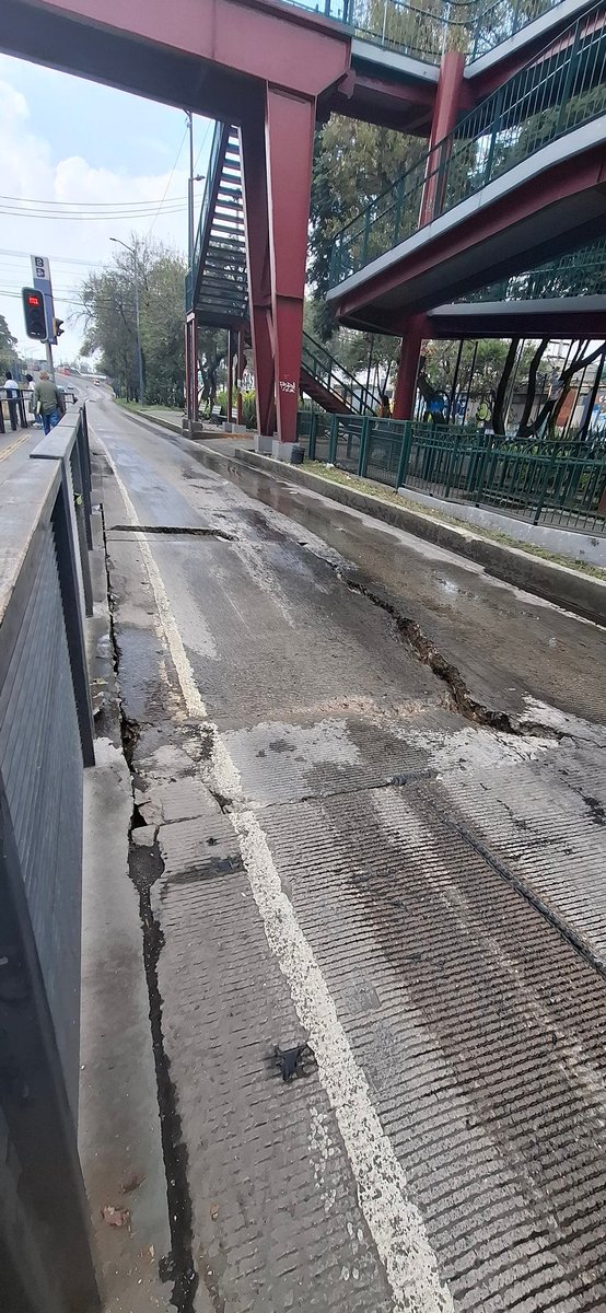 XchelMMA's tweet photo. .@MetrobusCDMX el bache en la estación Canela de la línea 2 se está haciendo más grande. Ojito aquí 👀 https://t.co/noAxyQqJFR