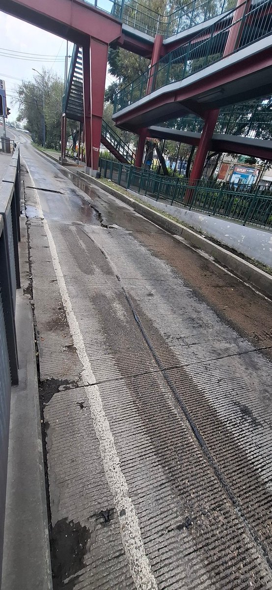 XchelMMA's tweet photo. .@MetrobusCDMX el bache en la estación Canela de la línea 2 se está haciendo más grande. Ojito aquí 👀 https://t.co/noAxyQqJFR
