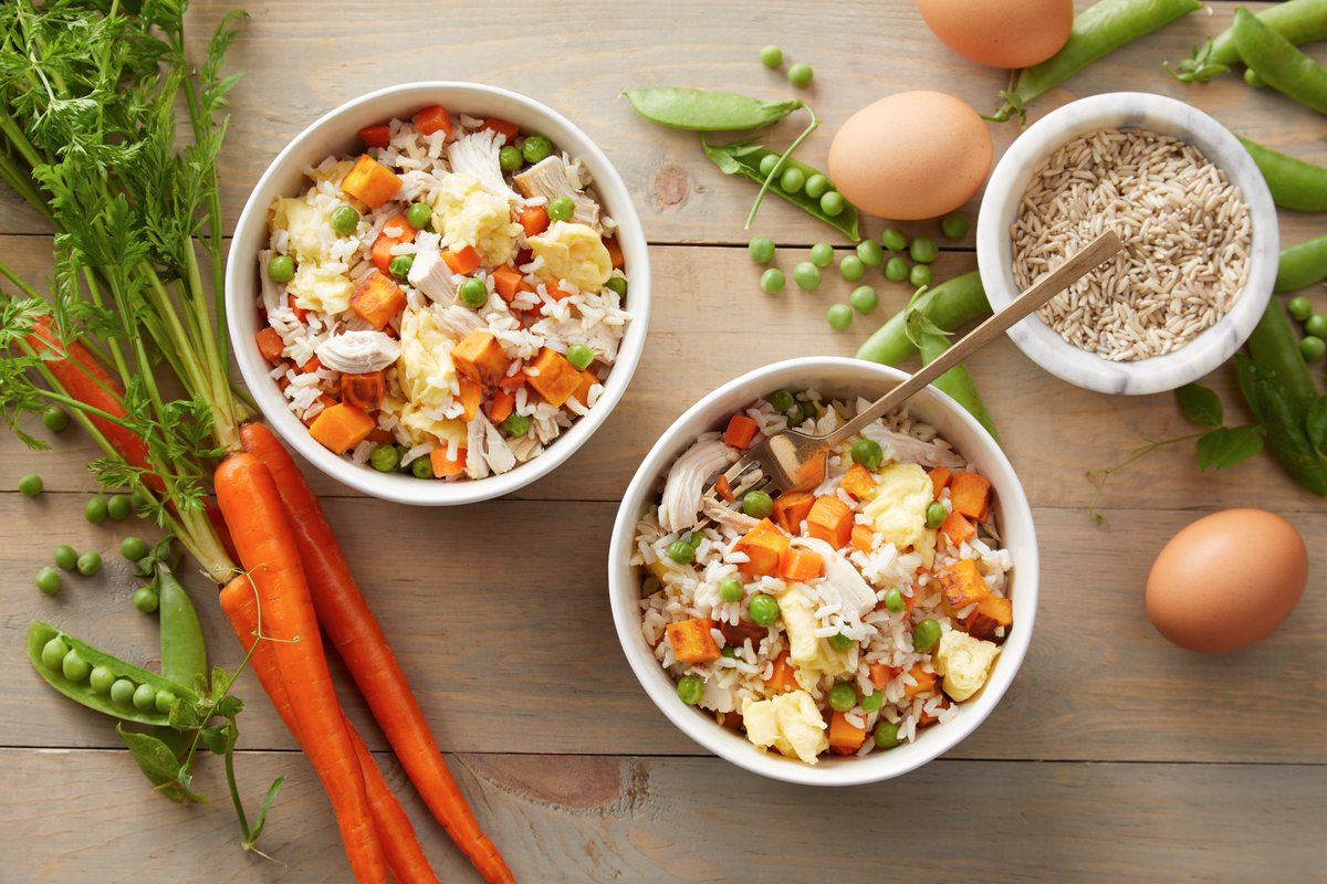 Looking for a simple, delicious meal that everyone will love? A Chicken and Veggie Rice Bowl is packed with brown rice, veggies, eggs and tender chicken.

incredibleegg.org/recipe/chicken…