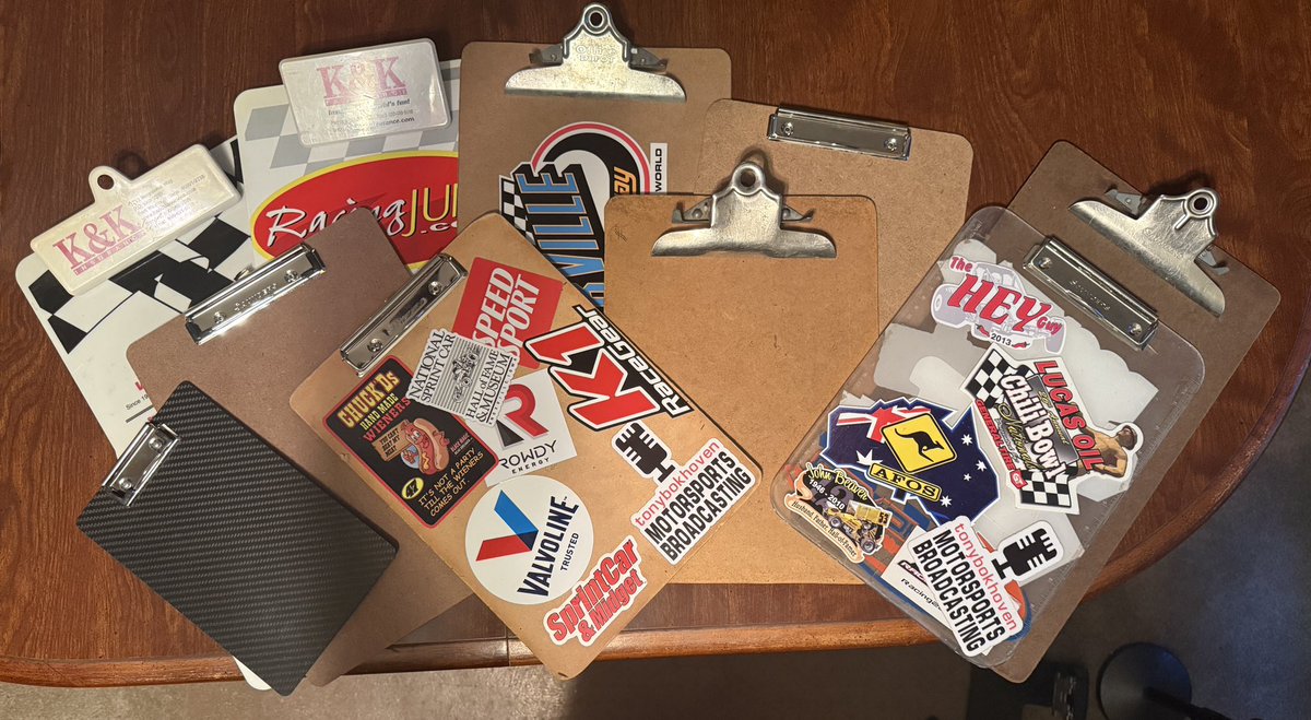 TonyBokhoven's tweet photo. Tell me you have been a pit reporter without telling me you have been a pit reporter. #howmanyistomany #clipboardissue #oneiscarbonfiber https://t.co/OmprumbGDv