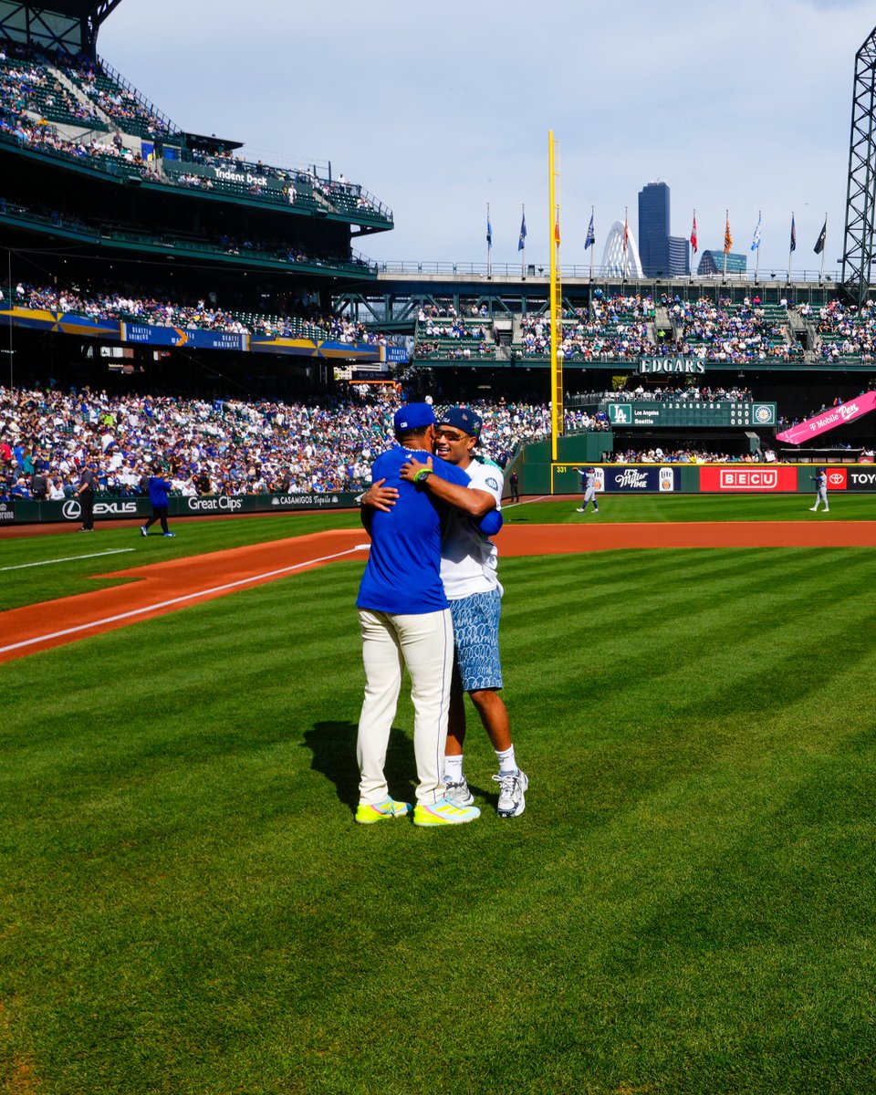 🗣️ GO HAWKS!

Shoutout to JSN for joining us and throwing out the first pitch today!