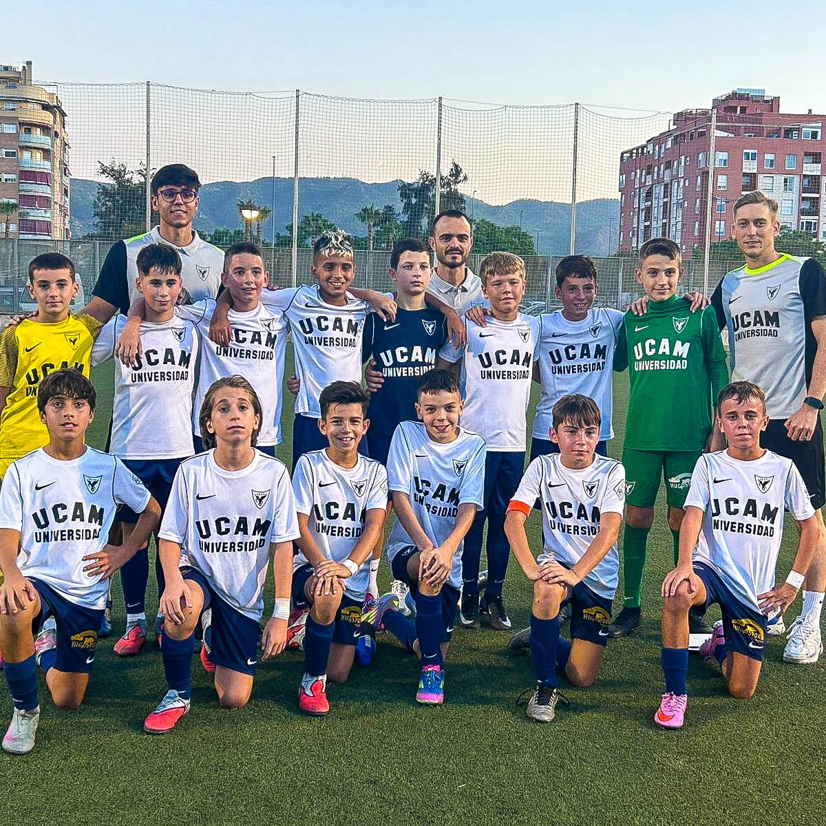ucamcf_academy's tweet photo. ⚽️ 𝐀𝐋𝐄𝐕𝐈𝐍 𝐀 | Triunfo contundente ante el @CDPuebladeSoto.

Los universitarios se han impuesto (6-0) en un partido muy completo. Oswaldo firmó un póker, mientras que Gael y Leo Calero también contribuyeron a la renta goleadora.

#CanteraUCAM https://t.co/x1Ago3C5CH