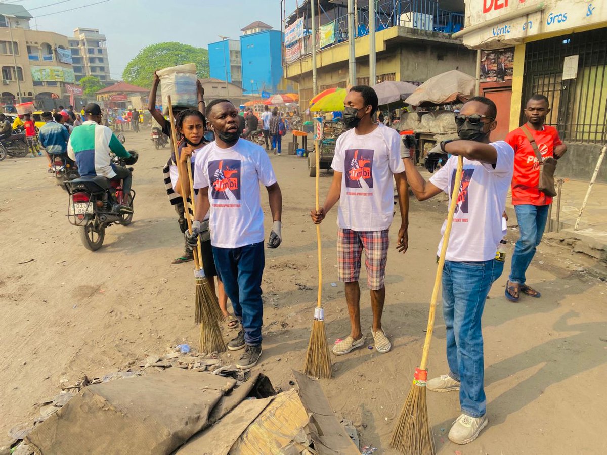 MuyisaChrist07's tweet photo. @filimbi243 

#SALONGO 

Assainissement Communautaire pour notre ville, capitale Kinshasa 

S/é @MuyisaChrist07 

Rond-point Huilerie, le 27 septembre 2025 Kinshasa, comme de Lingwala 

Je suis le chargé du réseau national du mouvement citoyen #Filimbi 

Pour la salubrité de notre capitale, le salongo est important et nous devons l'incarner comme culture citoyenne de propreté et ne pas le considérer comme une Corvée 

Notre rôle entant que des citoyens #Filimbi est de conscientiser, d'inciter nos populations et les mobiliser pour ces travaux communautaires.

Objectif de cette initiative est : Contribuer à la sensibilisation citoyenne, la salubrité urbaine et à la culture civique de propreté pour vivre dans un environnement sain.

Les objectifs spécifiques :
- Mobiliser la jeunesse en particulier et les communautés en général autour de l’assainissement,
- Contribuer à la reduction de l’accumulation des déchets dans les avenues et les espaces publics stratégiques comme des rond-points, chaussées, parkings, écoles, hôpitaux, marchés, stades,...
- Promouvoir et encourager la citoyenneté responsable et la responsabilité collective de respecter les poubelles, le stockage et l'évacuation rapide, 
- Renforcer la sensibilisation et la mobilisation sur l’environnement et la santé publique ainsi que la gestion des déchets, 

Nos stratégies, Difficultés et Communication,

Nous utilisons les réseaux sociaux, affiches, médias locaux pour sensibiliser et mobiliser les jeunes kinois  à nous rejoindre,

Nos Salongo sont faits sur des lieux publics ciblés notamment des marchés, des carrefours, rond-points, des écoles et dans le fleuve et, cela hebdomadairement, soit chaque #Samedi. 

Malheureusement nous constatons une faible adhésion de citoyens, un nombre insuffisant pour nettoyer les endroits cibles, pas d'évacuation des déchets collectés.

Nous comptons collaborer avec toutes les couches sociales qu'il soit des autorités locales, des organisations œuvrant dans le domaine de l'environnement ou des entreprises de valorisation et de transformation des déchets et d'envisager également les séances de renforcement des capacités dont les ateliers, causeries avec les citoyens et les conférences citoyennes sur la protection de l'environnement. 

Nous avons aussi, les difficultés d'accès aux matériels pour bien mener les activités : balais, bêches, brouettes, gants, sacs poubelles, râteaux, bottes, salopettes camion, etc...

Dans notre perspective de créer une BRIGADE CITOYENNE  D'ASSAINISSEMENT FILIMBI (BCAF) avec 50 jeunes volontaires d'ici 40 jours. 

Bientôt la pluie arrive, nous devons curer les caniveaux pour contribuer à l'amélioration de la santé publique et la réduction des risques d'inondations et des maladies liées à l’insalubrité.

@sans_rd

+243 998 335 860