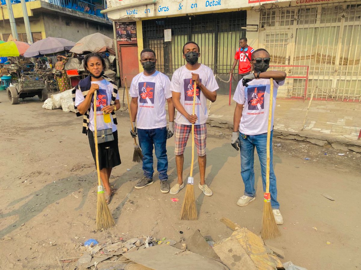 MuyisaChrist07's tweet photo. @filimbi243 

#SALONGO 

Assainissement Communautaire pour notre ville, capitale Kinshasa 

S/é @MuyisaChrist07 

Rond-point Huilerie, le 27 septembre 2025 Kinshasa, comme de Lingwala 

Je suis le chargé du réseau national du mouvement citoyen #Filimbi 

Pour la salubrité de notre capitale, le salongo est important et nous devons l'incarner comme culture citoyenne de propreté et ne pas le considérer comme une Corvée 

Notre rôle entant que des citoyens #Filimbi est de conscientiser, d'inciter nos populations et les mobiliser pour ces travaux communautaires.

Objectif de cette initiative est : Contribuer à la sensibilisation citoyenne, la salubrité urbaine et à la culture civique de propreté pour vivre dans un environnement sain.

Les objectifs spécifiques :
- Mobiliser la jeunesse en particulier et les communautés en général autour de l’assainissement,
- Contribuer à la reduction de l’accumulation des déchets dans les avenues et les espaces publics stratégiques comme des rond-points, chaussées, parkings, écoles, hôpitaux, marchés, stades,...
- Promouvoir et encourager la citoyenneté responsable et la responsabilité collective de respecter les poubelles, le stockage et l'évacuation rapide, 
- Renforcer la sensibilisation et la mobilisation sur l’environnement et la santé publique ainsi que la gestion des déchets, 

Nos stratégies, Difficultés et Communication,

Nous utilisons les réseaux sociaux, affiches, médias locaux pour sensibiliser et mobiliser les jeunes kinois  à nous rejoindre,

Nos Salongo sont faits sur des lieux publics ciblés notamment des marchés, des carrefours, rond-points, des écoles et dans le fleuve et, cela hebdomadairement, soit chaque #Samedi. 

Malheureusement nous constatons une faible adhésion de citoyens, un nombre insuffisant pour nettoyer les endroits cibles, pas d'évacuation des déchets collectés.

Nous comptons collaborer avec toutes les couches sociales qu'il soit des autorités locales, des organisations œuvrant dans le domaine de l'environnement ou des entreprises de valorisation et de transformation des déchets et d'envisager également les séances de renforcement des capacités dont les ateliers, causeries avec les citoyens et les conférences citoyennes sur la protection de l'environnement. 

Nous avons aussi, les difficultés d'accès aux matériels pour bien mener les activités : balais, bêches, brouettes, gants, sacs poubelles, râteaux, bottes, salopettes camion, etc...

Dans notre perspective de créer une BRIGADE CITOYENNE  D'ASSAINISSEMENT FILIMBI (BCAF) avec 50 jeunes volontaires d'ici 40 jours. 

Bientôt la pluie arrive, nous devons curer les caniveaux pour contribuer à l'amélioration de la santé publique et la réduction des risques d'inondations et des maladies liées à l’insalubrité.

@sans_rd

+243 998 335 860
