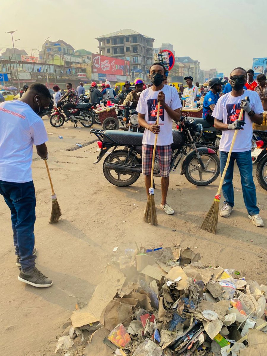 MuyisaChrist07's tweet photo. @filimbi243 

#SALONGO 

Assainissement Communautaire pour notre ville, capitale Kinshasa 

S/é @MuyisaChrist07 

Rond-point Huilerie, le 27 septembre 2025 Kinshasa, comme de Lingwala 

Je suis le chargé du réseau national du mouvement citoyen #Filimbi 

Pour la salubrité de notre capitale, le salongo est important et nous devons l'incarner comme culture citoyenne de propreté et ne pas le considérer comme une Corvée 

Notre rôle entant que des citoyens #Filimbi est de conscientiser, d'inciter nos populations et les mobiliser pour ces travaux communautaires.

Objectif de cette initiative est : Contribuer à la sensibilisation citoyenne, la salubrité urbaine et à la culture civique de propreté pour vivre dans un environnement sain.

Les objectifs spécifiques :
- Mobiliser la jeunesse en particulier et les communautés en général autour de l’assainissement,
- Contribuer à la reduction de l’accumulation des déchets dans les avenues et les espaces publics stratégiques comme des rond-points, chaussées, parkings, écoles, hôpitaux, marchés, stades,...
- Promouvoir et encourager la citoyenneté responsable et la responsabilité collective de respecter les poubelles, le stockage et l'évacuation rapide, 
- Renforcer la sensibilisation et la mobilisation sur l’environnement et la santé publique ainsi que la gestion des déchets, 

Nos stratégies, Difficultés et Communication,

Nous utilisons les réseaux sociaux, affiches, médias locaux pour sensibiliser et mobiliser les jeunes kinois  à nous rejoindre,

Nos Salongo sont faits sur des lieux publics ciblés notamment des marchés, des carrefours, rond-points, des écoles et dans le fleuve et, cela hebdomadairement, soit chaque #Samedi. 

Malheureusement nous constatons une faible adhésion de citoyens, un nombre insuffisant pour nettoyer les endroits cibles, pas d'évacuation des déchets collectés.

Nous comptons collaborer avec toutes les couches sociales qu'il soit des autorités locales, des organisations œuvrant dans le domaine de l'environnement ou des entreprises de valorisation et de transformation des déchets et d'envisager également les séances de renforcement des capacités dont les ateliers, causeries avec les citoyens et les conférences citoyennes sur la protection de l'environnement. 

Nous avons aussi, les difficultés d'accès aux matériels pour bien mener les activités : balais, bêches, brouettes, gants, sacs poubelles, râteaux, bottes, salopettes camion, etc...

Dans notre perspective de créer une BRIGADE CITOYENNE  D'ASSAINISSEMENT FILIMBI (BCAF) avec 50 jeunes volontaires d'ici 40 jours. 

Bientôt la pluie arrive, nous devons curer les caniveaux pour contribuer à l'amélioration de la santé publique et la réduction des risques d'inondations et des maladies liées à l’insalubrité.

@sans_rd

+243 998 335 860