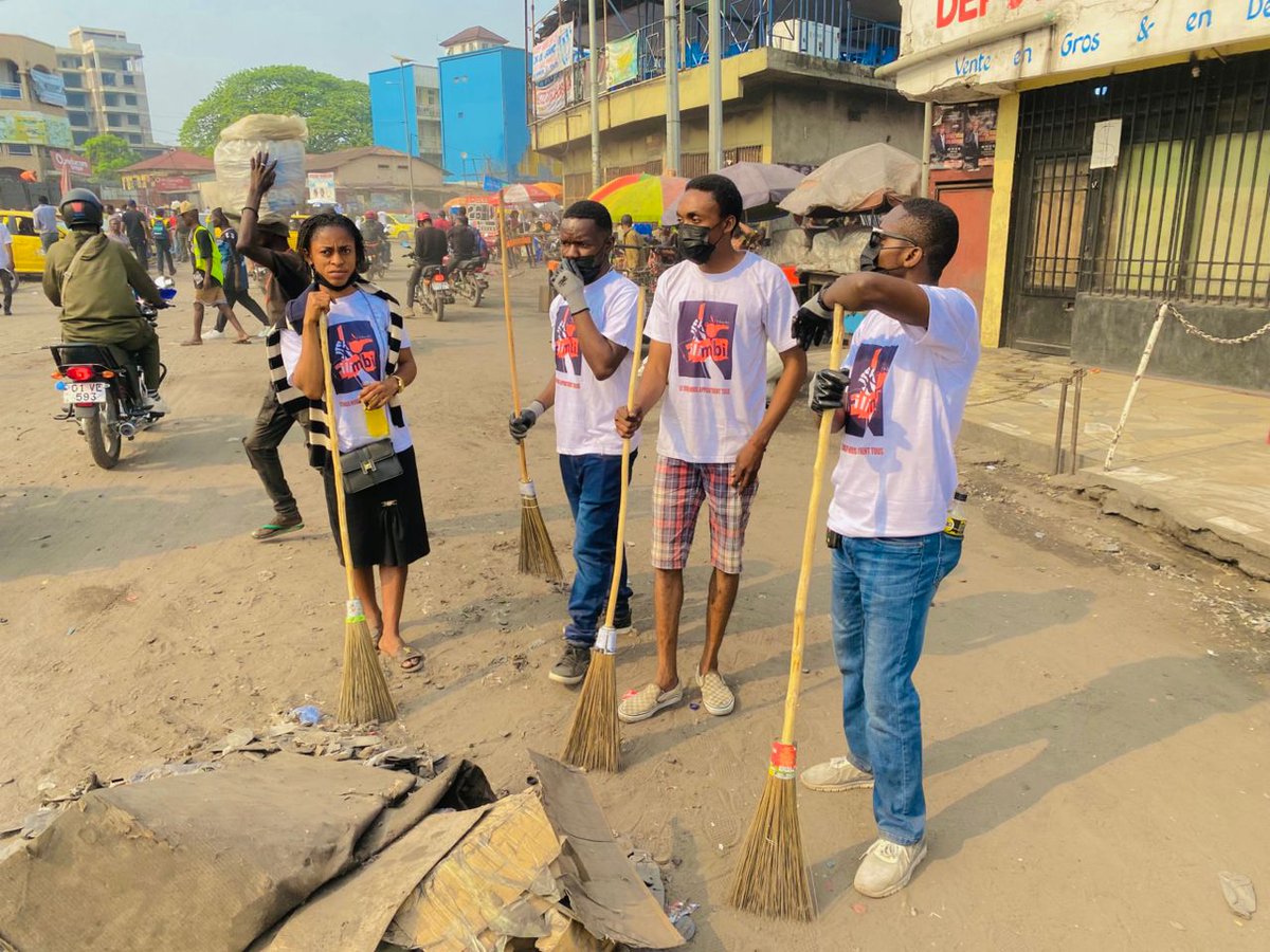 MuyisaChrist07's tweet photo. @filimbi243 

#SALONGO 

Assainissement Communautaire pour notre ville, capitale Kinshasa 

S/é @MuyisaChrist07 

Rond-point Huilerie, le 27 septembre 2025 Kinshasa, comme de Lingwala 

Je suis le chargé du réseau national du mouvement citoyen #Filimbi 

Pour la salubrité de notre capitale, le salongo est important et nous devons l'incarner comme culture citoyenne de propreté et ne pas le considérer comme une Corvée 

Notre rôle entant que des citoyens #Filimbi est de conscientiser, d'inciter nos populations et les mobiliser pour ces travaux communautaires.

Objectif de cette initiative est : Contribuer à la sensibilisation citoyenne, la salubrité urbaine et à la culture civique de propreté pour vivre dans un environnement sain.

Les objectifs spécifiques :
- Mobiliser la jeunesse en particulier et les communautés en général autour de l’assainissement,
- Contribuer à la reduction de l’accumulation des déchets dans les avenues et les espaces publics stratégiques comme des rond-points, chaussées, parkings, écoles, hôpitaux, marchés, stades,...
- Promouvoir et encourager la citoyenneté responsable et la responsabilité collective de respecter les poubelles, le stockage et l'évacuation rapide, 
- Renforcer la sensibilisation et la mobilisation sur l’environnement et la santé publique ainsi que la gestion des déchets, 

Nos stratégies, Difficultés et Communication,

Nous utilisons les réseaux sociaux, affiches, médias locaux pour sensibiliser et mobiliser les jeunes kinois  à nous rejoindre,

Nos Salongo sont faits sur des lieux publics ciblés notamment des marchés, des carrefours, rond-points, des écoles et dans le fleuve et, cela hebdomadairement, soit chaque #Samedi. 

Malheureusement nous constatons une faible adhésion de citoyens, un nombre insuffisant pour nettoyer les endroits cibles, pas d'évacuation des déchets collectés.

Nous comptons collaborer avec toutes les couches sociales qu'il soit des autorités locales, des organisations œuvrant dans le domaine de l'environnement ou des entreprises de valorisation et de transformation des déchets et d'envisager également les séances de renforcement des capacités dont les ateliers, causeries avec les citoyens et les conférences citoyennes sur la protection de l'environnement. 

Nous avons aussi, les difficultés d'accès aux matériels pour bien mener les activités : balais, bêches, brouettes, gants, sacs poubelles, râteaux, bottes, salopettes camion, etc...

Dans notre perspective de créer une BRIGADE CITOYENNE  D'ASSAINISSEMENT FILIMBI (BCAF) avec 50 jeunes volontaires d'ici 40 jours. 

Bientôt la pluie arrive, nous devons curer les caniveaux pour contribuer à l'amélioration de la santé publique et la réduction des risques d'inondations et des maladies liées à l’insalubrité.

@sans_rd

+243 998 335 860