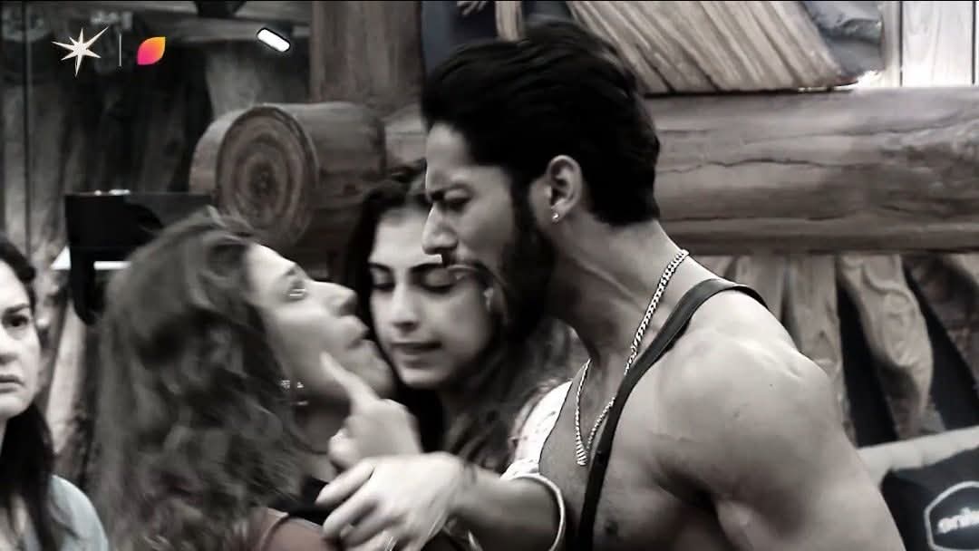 News_Xzone's tweet photo. Bahana be like "mere bande se durr reh kar baat kar" 😭

#bahana || #BaseerCommandos || #BaseerAli || #FarrhanaBhatt 
#FarrhanaRebellions || #BB19 https://t.co/tVvfLwtQ9e