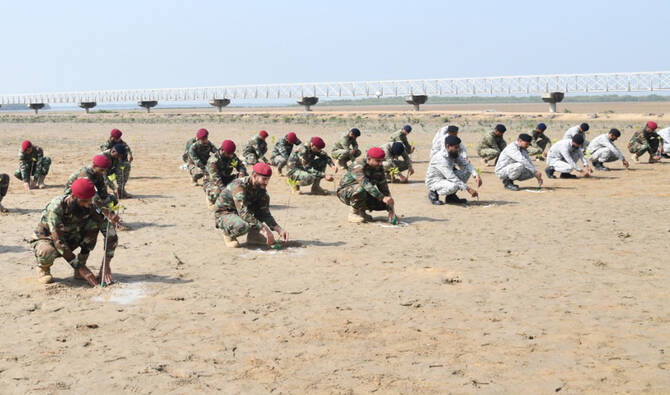 pakco_updates's tweet image. #Sept30
1. #Pakistan #Navy kicks off #Mangrove plantation drive at #BinQasim #Gharo. The navy has already planted 8.7Mn mangrove trees as part of combatting #ClimateChange. Its in collaboration with forest department of #Sindh &amp;amp; #Balochistan govt.
#ClimateAction #Monday #News