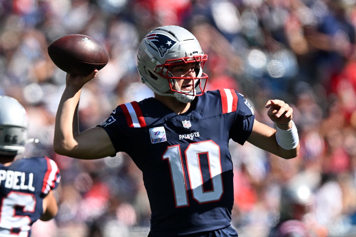 PatsBuzz's tweet photo. Drake Maye today:

🏈14/17

🏈203 passing yards (11 rushing yards)

🏈2 passing TDs (1 rushing TD)

🏈0 INT 

Dominant performance. https://t.co/N4WzmXjgLF