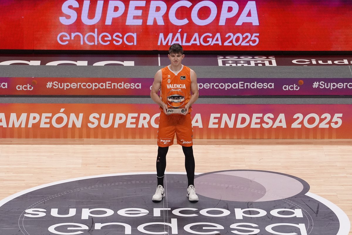 ACBCOM's tweet photo. ⭐️ ¡SERGIO DE LARREA, MVP de la #SupercopaEndesa Málaga 2025!

📊 Con 19 años y 298 días, se convierte en el MVP más joven de toda la historia de #SupercopaEndesa, superando la marca que estableció en Málaga 2006 Tiago Splitter (21 años y 265 días).

| @valenciabasket https://t.co/jHOggQX3eM