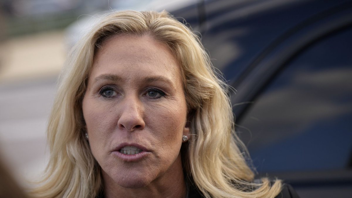 Geopolitik_2030's tweet photo. ¿MOSSAD?

🚨 “NO SOY SUICIDA ”🚨 tuitea la representante republicana MARJORIE TAYLOR GREENE tras pedir que se exponga la red de pedófilos de Epstein.

🛑“Si algo me sucede, les pido a todos que averigüen qué gobierno extranjero o persona poderosa tomaría medidas atroces para impedir que la información salga a la luz”, escribió la congresista de Georgia, añadiendo crípticamente: “El pueblo entiende lo que digo”🛑

♦️ La publicación de Greene fue una respuesta a una larga publicación en X que escribió aclarando su apoyo a la petición de exoneración de Epstein del representante de Kentucky, Thomas Massie, cuyo objetivo es obligar a la Cámara a votar sobre la publicación de los archivos de Epstein.

♦️ En ella, la congresista enfatizó que “apoya a las niñas y mujeres que sufren abusos sexuales y violaciones, punto”, que “la red de violaciones y pedófilos de Epstein debe ser expuesta” y que, para ella, el problema “no se trata de un contexto de meadas entre partidos políticos o enemigos políticos”.

♦️ Greene declaró al NYT en un artículo publicado el domingo que le "no importan" las amenazas de su partido de llevarla a las primarias o de dejar de invitarla a los eventos de la Casa Blanca, afirmando que su actitud últimamente es "[censurado]". El artículo señaló que Greene rompió drásticamente con la administración en diversos temas, como Epstein, Gaza, Irán, Ucrania e Inteligencia Artificial.

"Cualquier presidente está bajo un cono de información que se le proporciona... Creo que es cuestión de quién le habla al oído.
