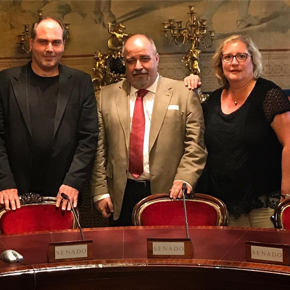 Acabo de saber que nos ha dejado <a href="/josemuelas/">José Muelas</a>. Tuve la suerte de conocerle con ese gran movimiento que fue la Brigada Tuitera y después coincidir en una visita al Senado.

Gran persona y gran orador, nos deja un vacío grande en la abogacía. Te echaremos de menos Capitán.