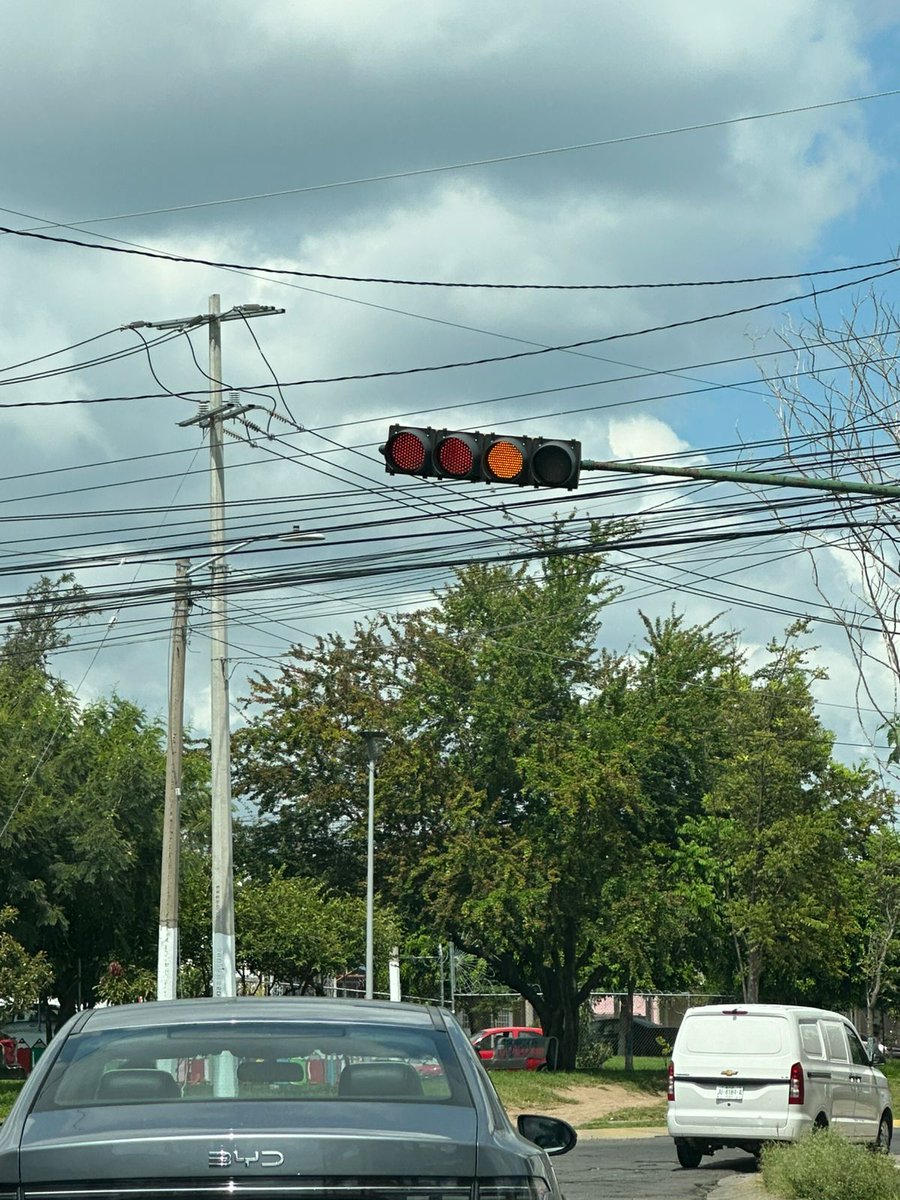 Vickinga1980's tweet photo. @AgenciaAMIM @Trafico_ZMG Acabo de pasar y nuevamente están sin funcionar 🥲 https://t.co/Xxbd442I2v